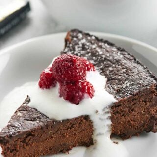 This Vegan Flourless Chocolate Cake Recipe is easy to make, gluten free, & is made w/ better for you ingredients to make a slightly healthier, fudge-y cake! showmetheyummy.com #vegan #flourless #chocolate #cake